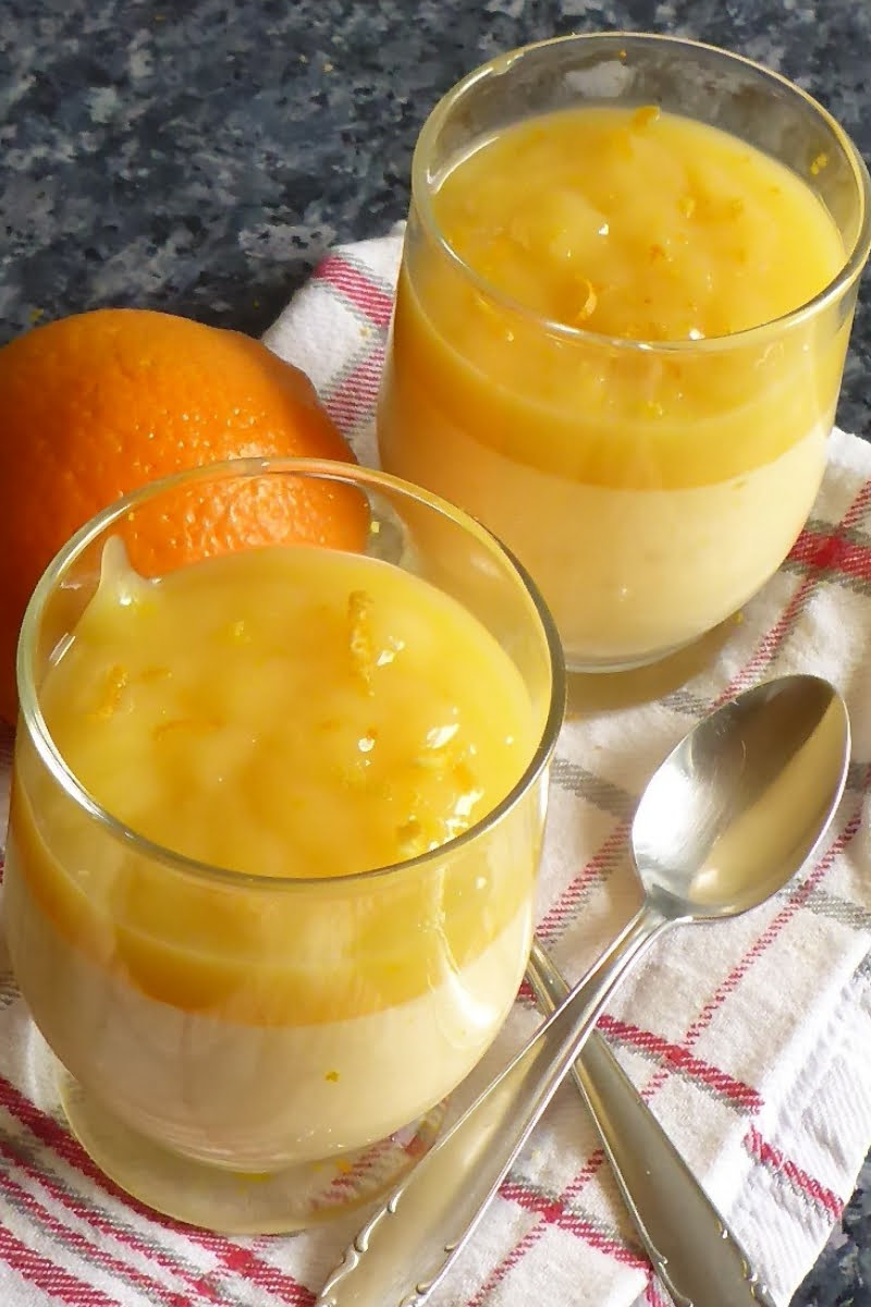 dessert mit orangensaft und sahne im glas