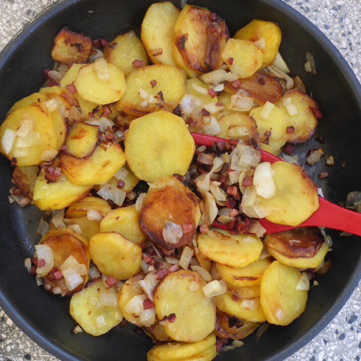 German Fried Potatoes With Bacon (Bratkartoffeln)