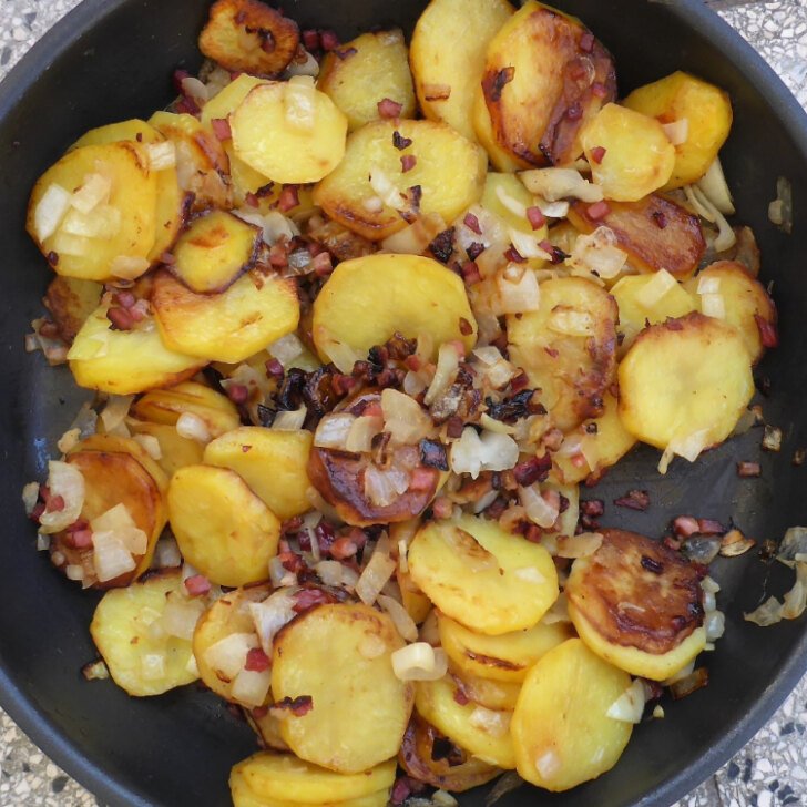 German Fried Potatoes With Bacon (Bratkartoffeln) Ester kocht