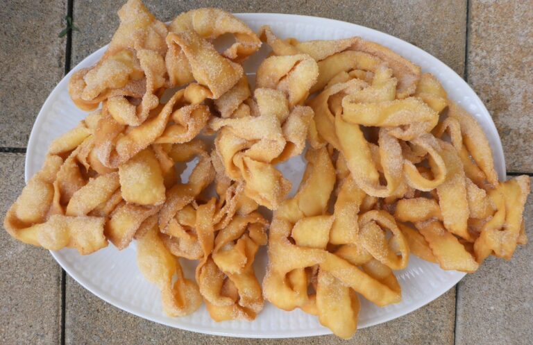 German fried twisted pastries (Geschnittene Hasen) (VIDEO)