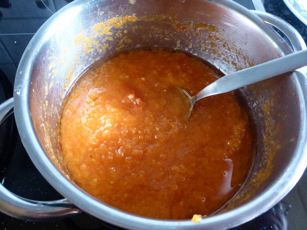 Selbstgemachte Tomatensoße auf namibische Art - Ester kocht Selbstgemachte Tomatensoße auf namibische Art - Ester kocht