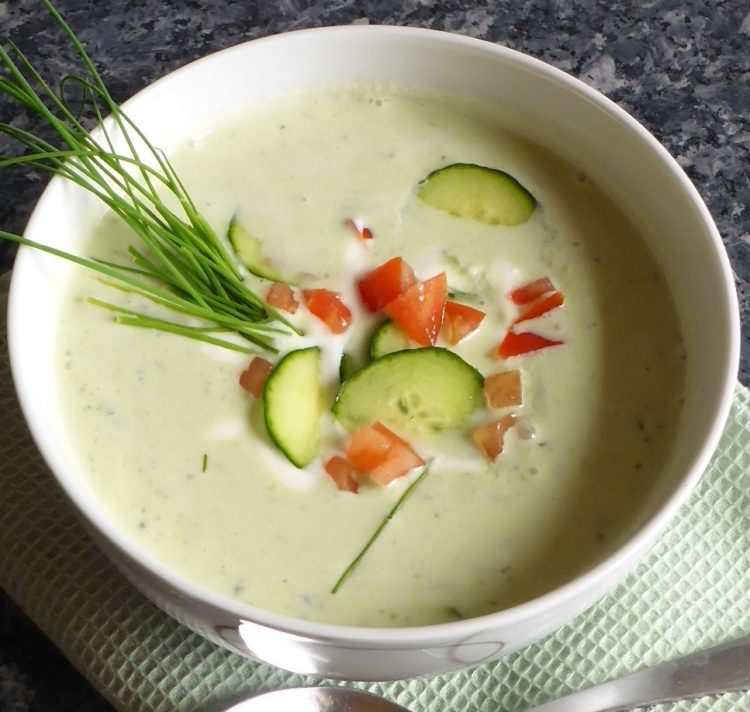 Cold cucumber soup with sour cream, yogurt and chives Ester kocht