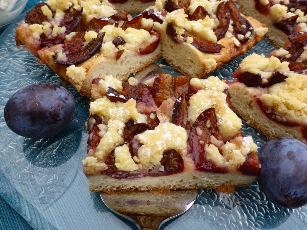German plum cake (Zwetschgenkuchen) with yeast base Ester kocht