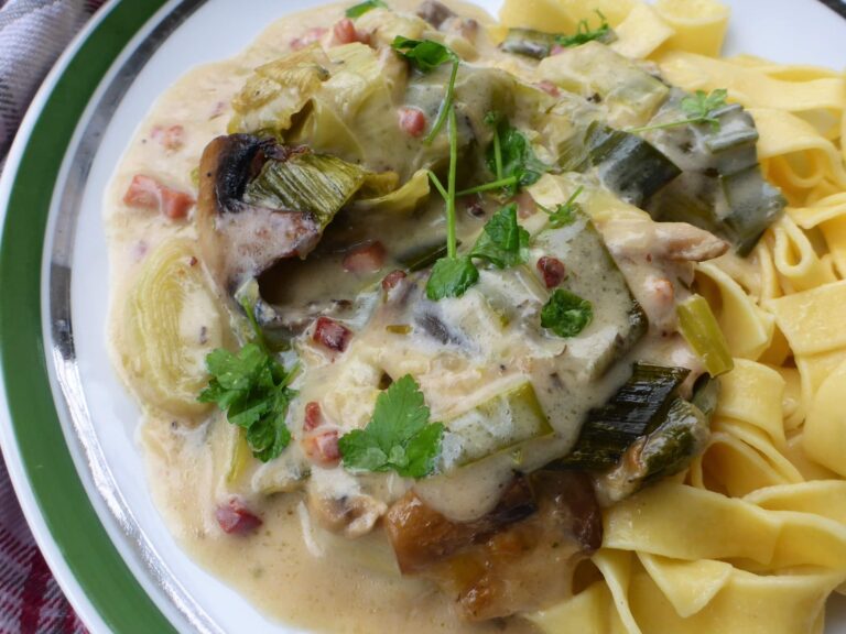 Oven baked pork in creamy leek mushroom sauce (Schnitzelpfanne)