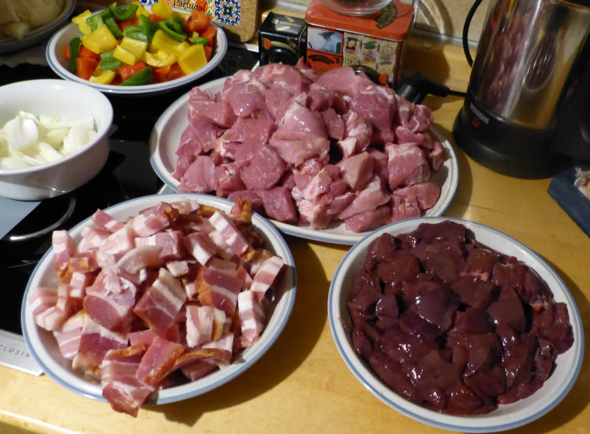 Schweinefleisch, Bauchspeck, Leber und Paprika in mundgerechte Stücke schneiden. 