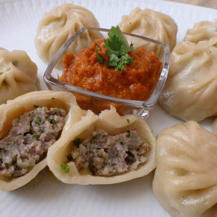 Rezept für Nepalesische Teigtaschen (Momos) mit Sesamtomatensoße