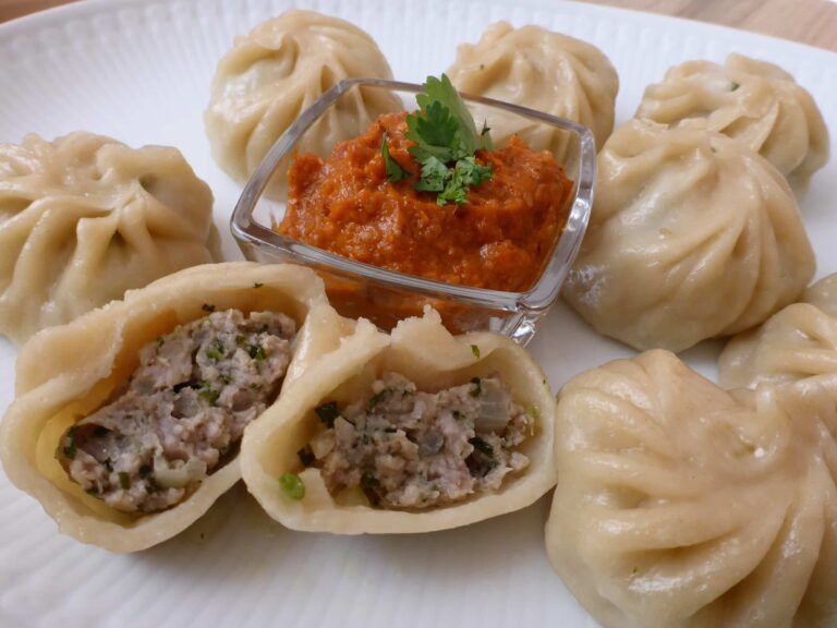 Rezept für Nepalesische Teigtaschen (Momos) mit Sesamtomatensoße