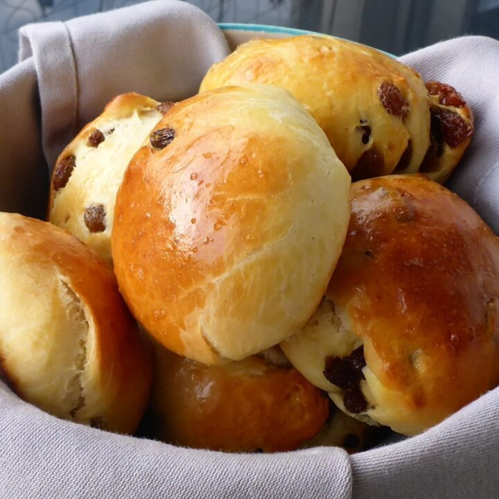 Easy Homemade Raisin Buns