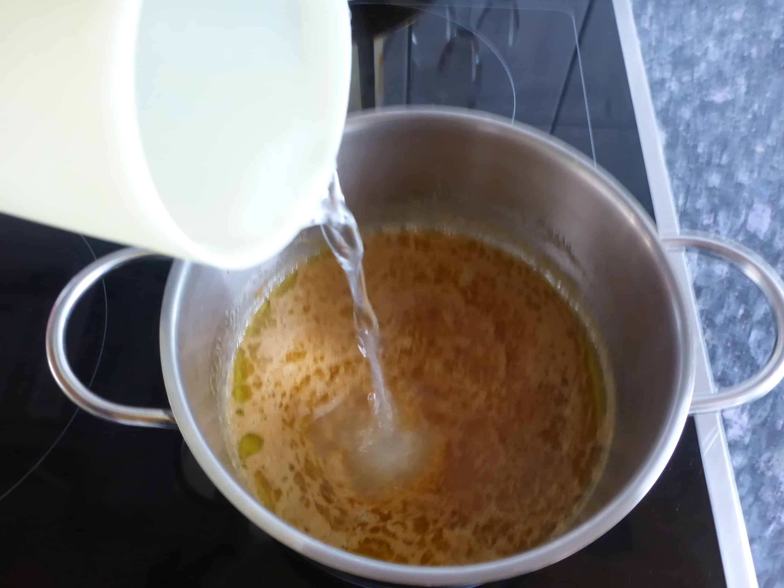 Den Prozess der Zubereitung des Malva Pudding Sirups mit Wasser anstatt Sahne.