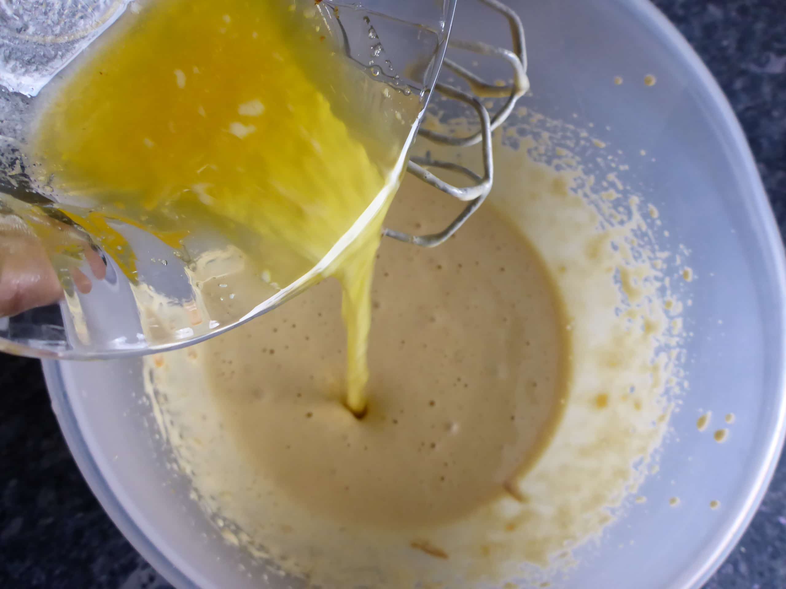 Den Prozess der Herstellung des Malva Pudding Rührteig.