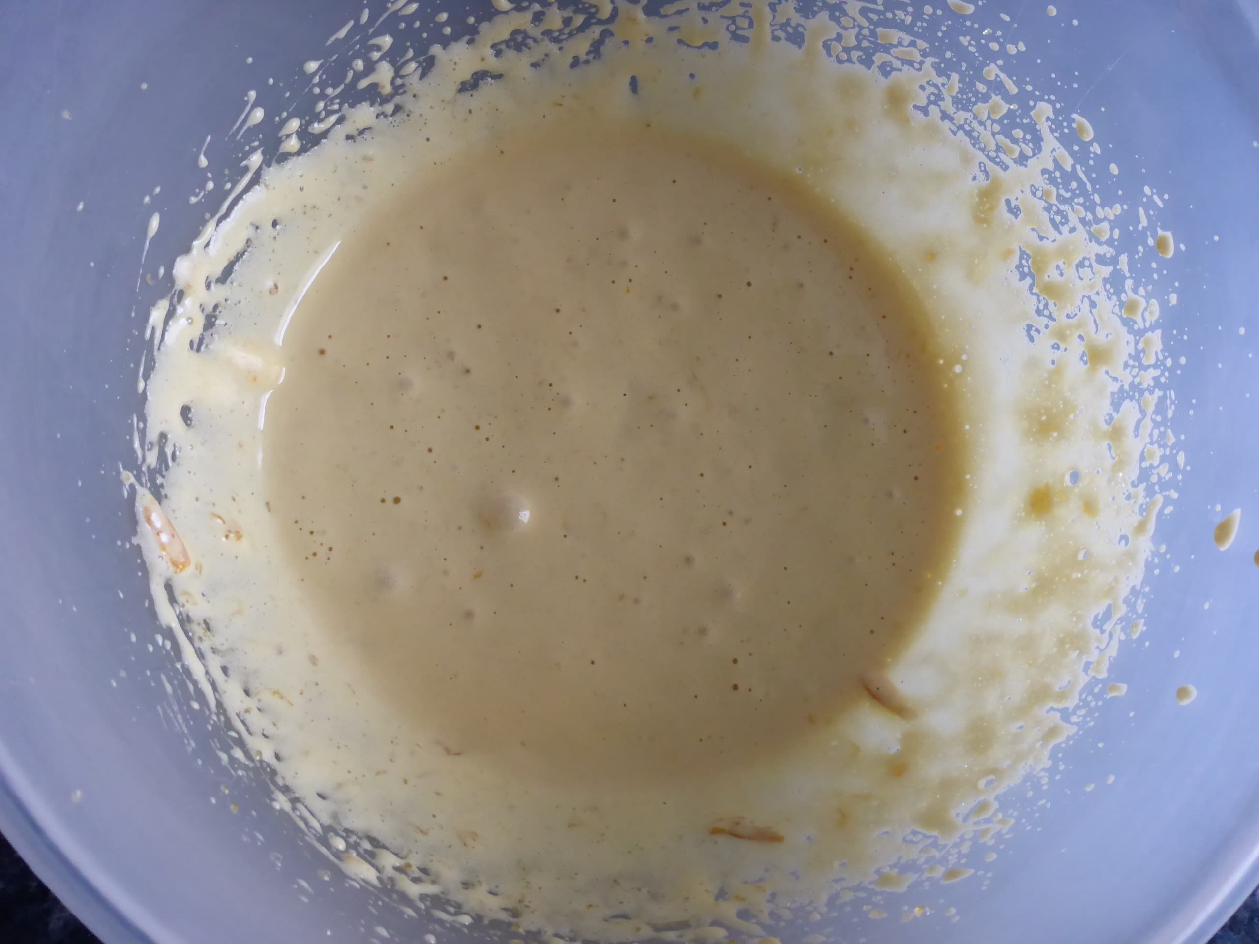 Den Prozess der Herstellung des Malva Pudding Rührteigs zeigt.