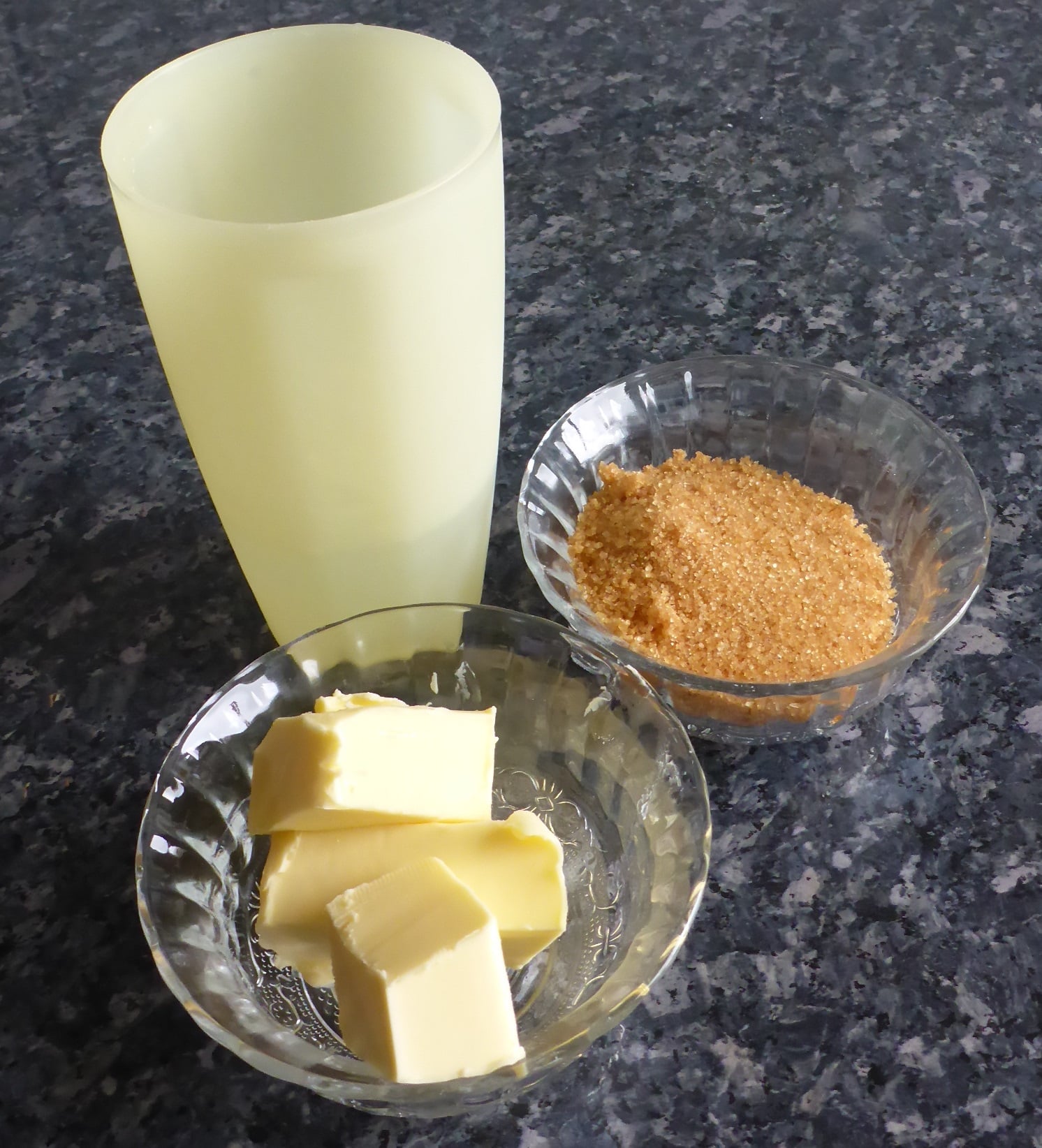 Zutaten für den Malva Pudding Sirup ohne Sahne, einschließlich Zucker, Wasser, und Butter.