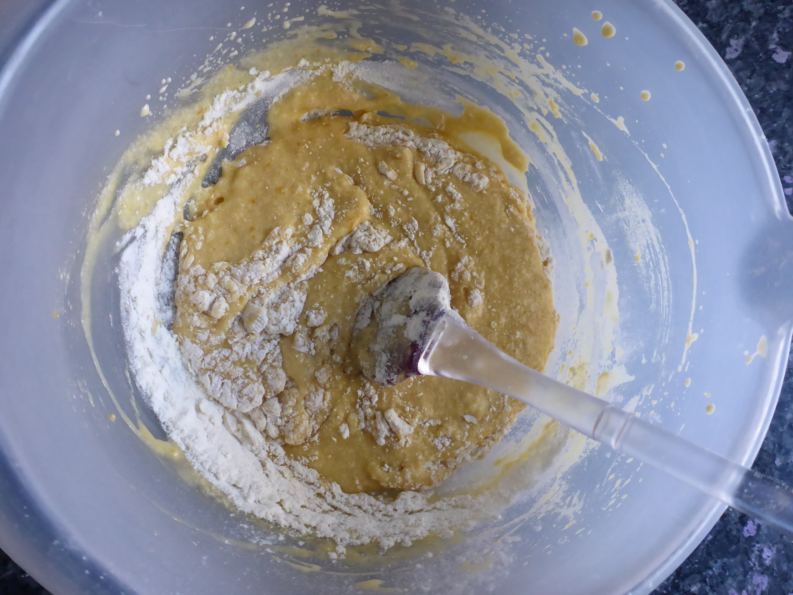 Den Prozess der Herstellung des Malva Pudding Rührteigs.