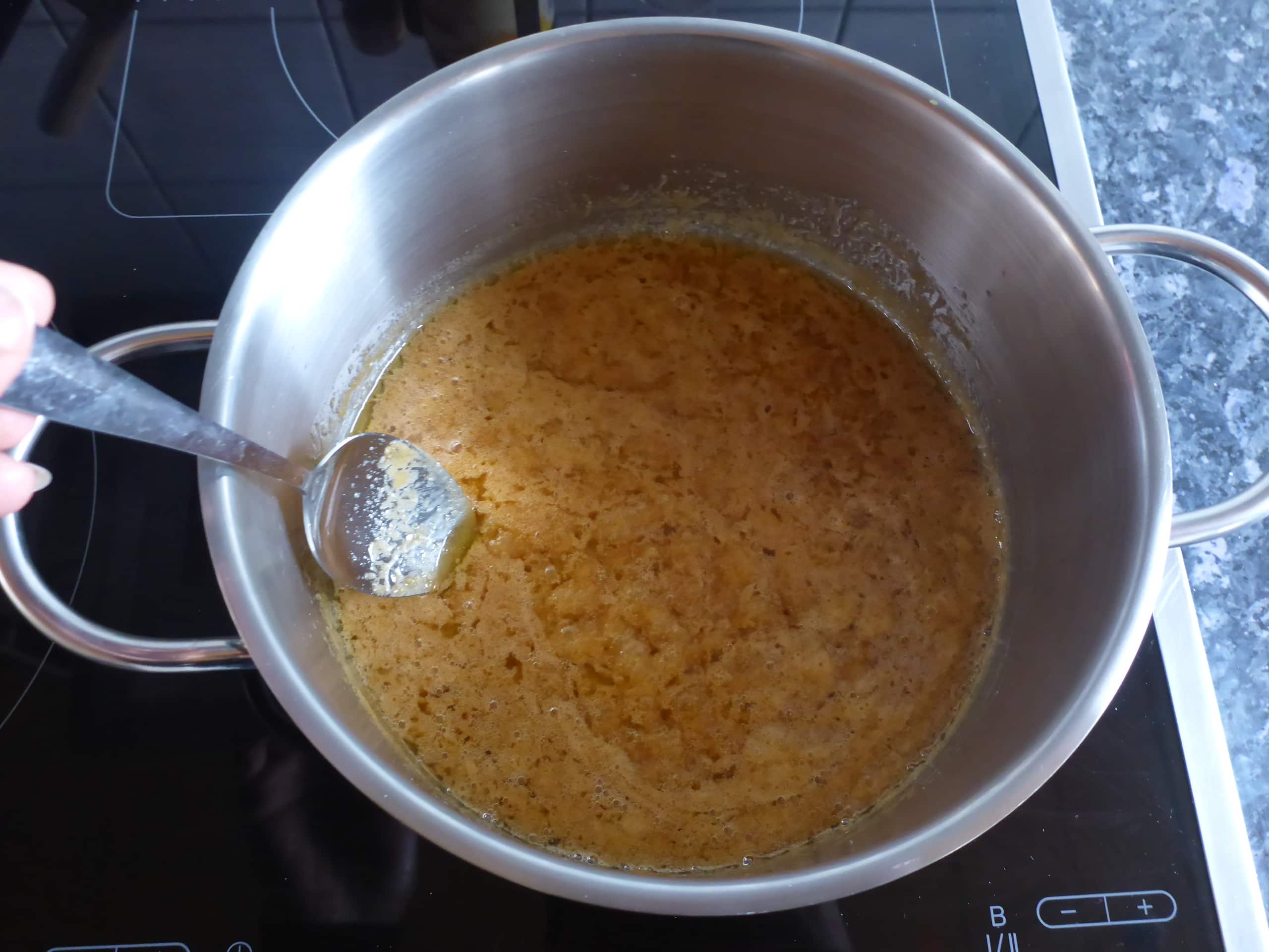 Den Prozess der Zubereitung des Malva Pudding Sirups ohne Sahne.