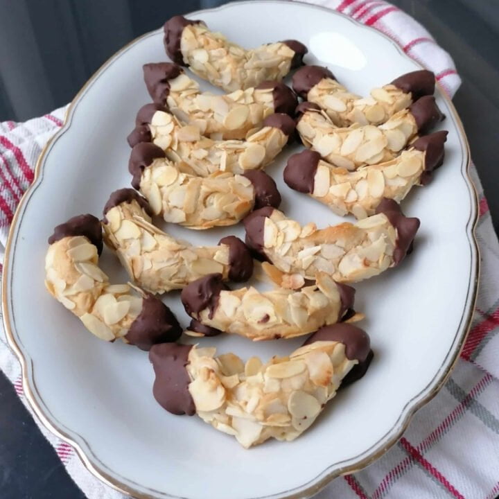 German Almond Horn Cookies (Mandelhörnchen)