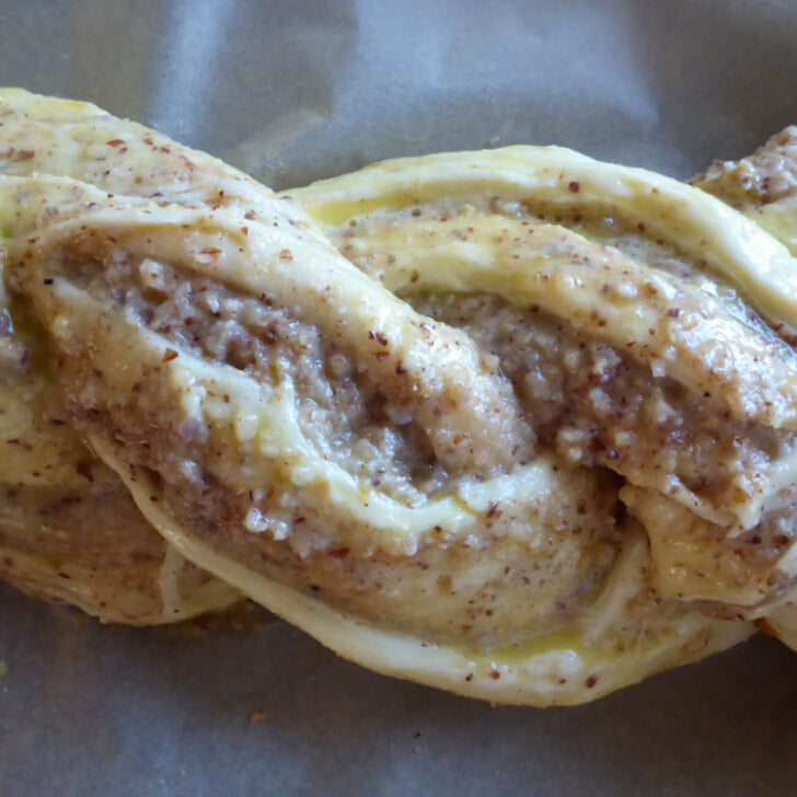 Omas saftiger Hefe Nusszopf mit Marzipan – nach Familienrezept - Ester ... Omas saftiger Hefe Nusszopf mit Marzipan – nach Familienrezept - Ester ...