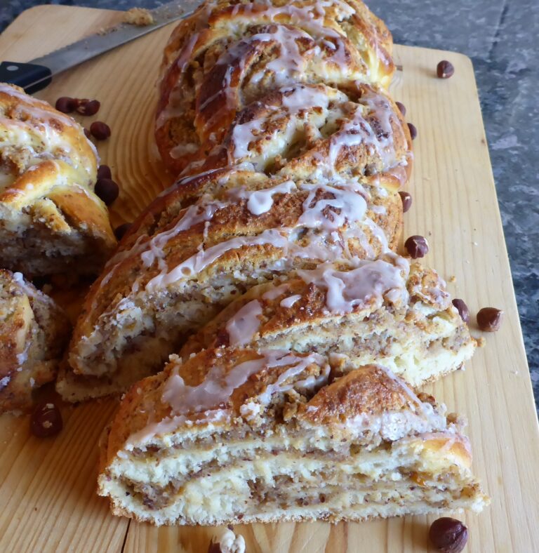 Omas saftiger Hefe Nusszopf mit Marzipan – nach Familienrezept