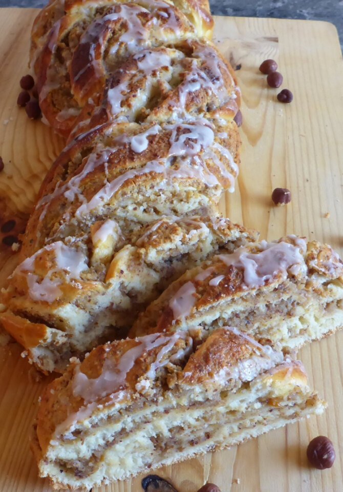 Omas saftiger Hefe Nusszopf mit Marzipan – nach Familienrezept - Ester ...