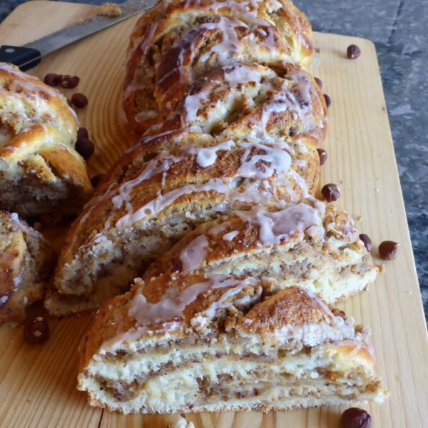 Omas saftiger Hefe Nusszopf mit Marzipan – nach Familienrezept - Ester ... Omas saftiger Hefe Nusszopf mit Marzipan – nach Familienrezept - Ester ...