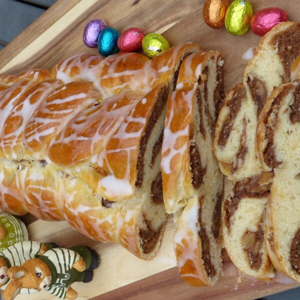 Nusszopf ohne Hefe mit Marzipan Nuss Nougat Füllung - Ester kocht