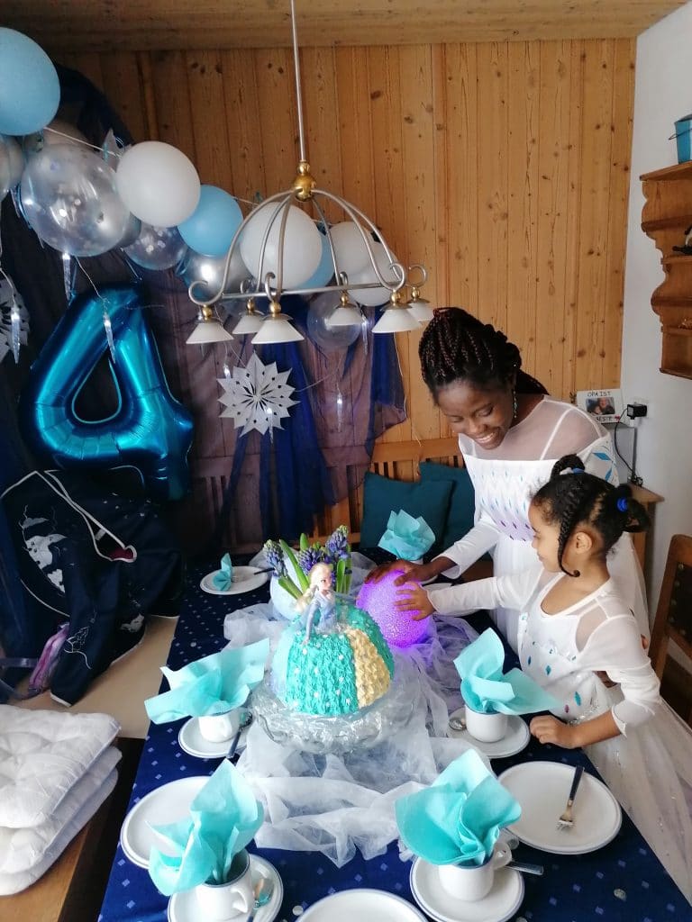 Elsa Geburtstag Party. Wunderschöne Olaf und Elsa Kostüm zum Kindergeburtstag Party.