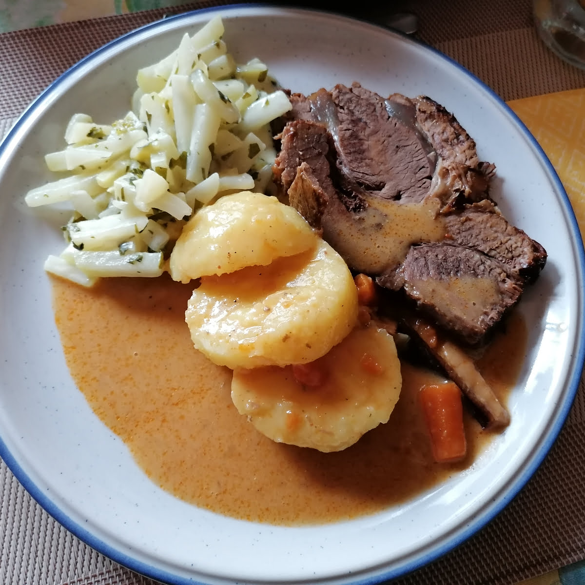 Rinderbraten mit Kloß und Kohlrabigemüse