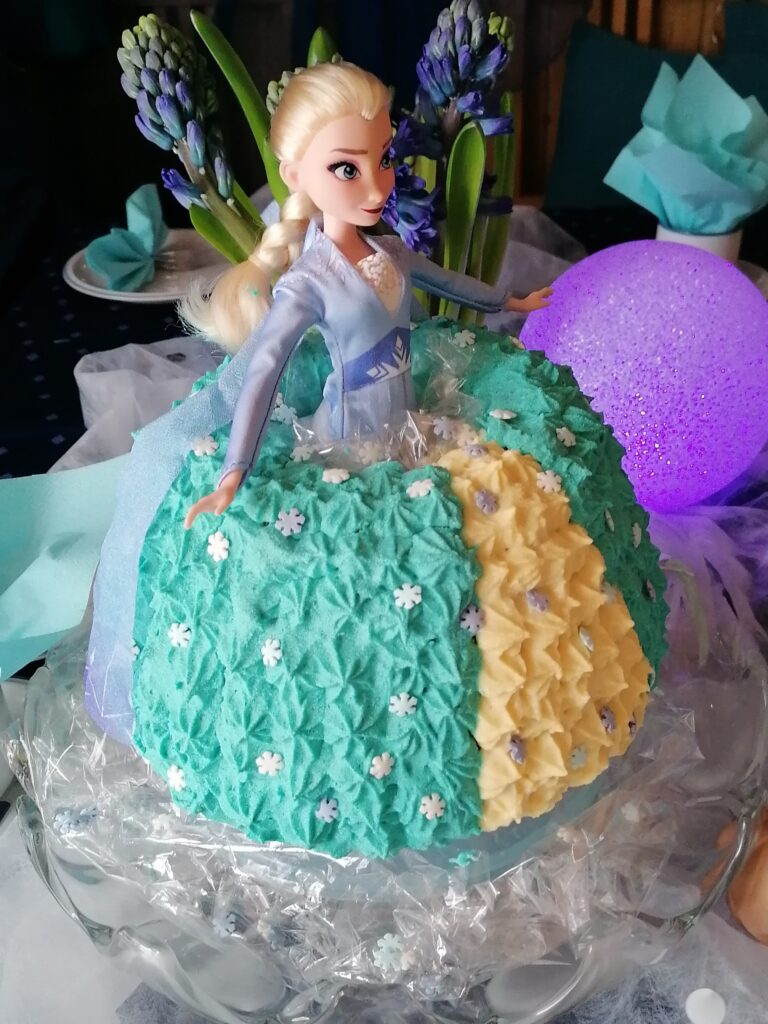 Bezaubernde fünfschichtige Prinzessin Torte- bzw. Elsa- Buttercreme Torte besteht aus einem fluffigen Rührteig – Tortenboden.