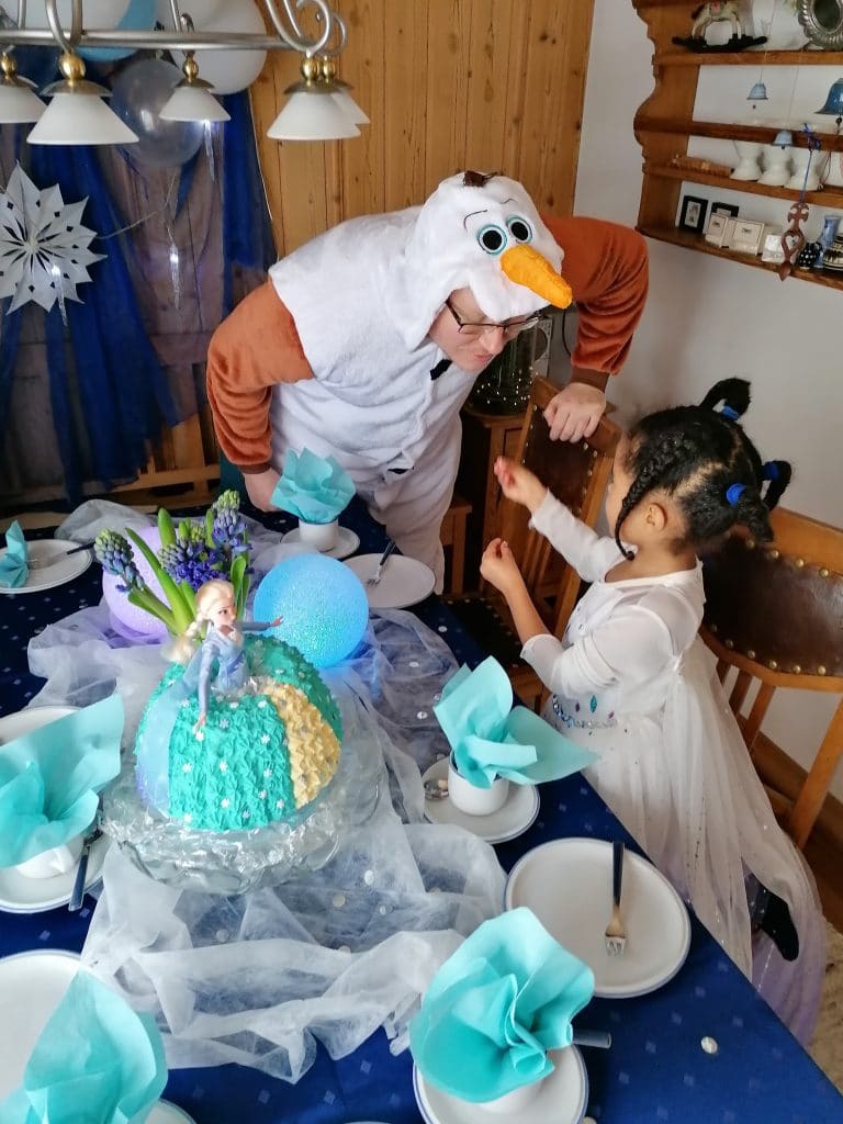 Elsa Geburtstag Party. Wunderschöne Olaf und Elsa Kostüm zum Kindergeburtstag Party.