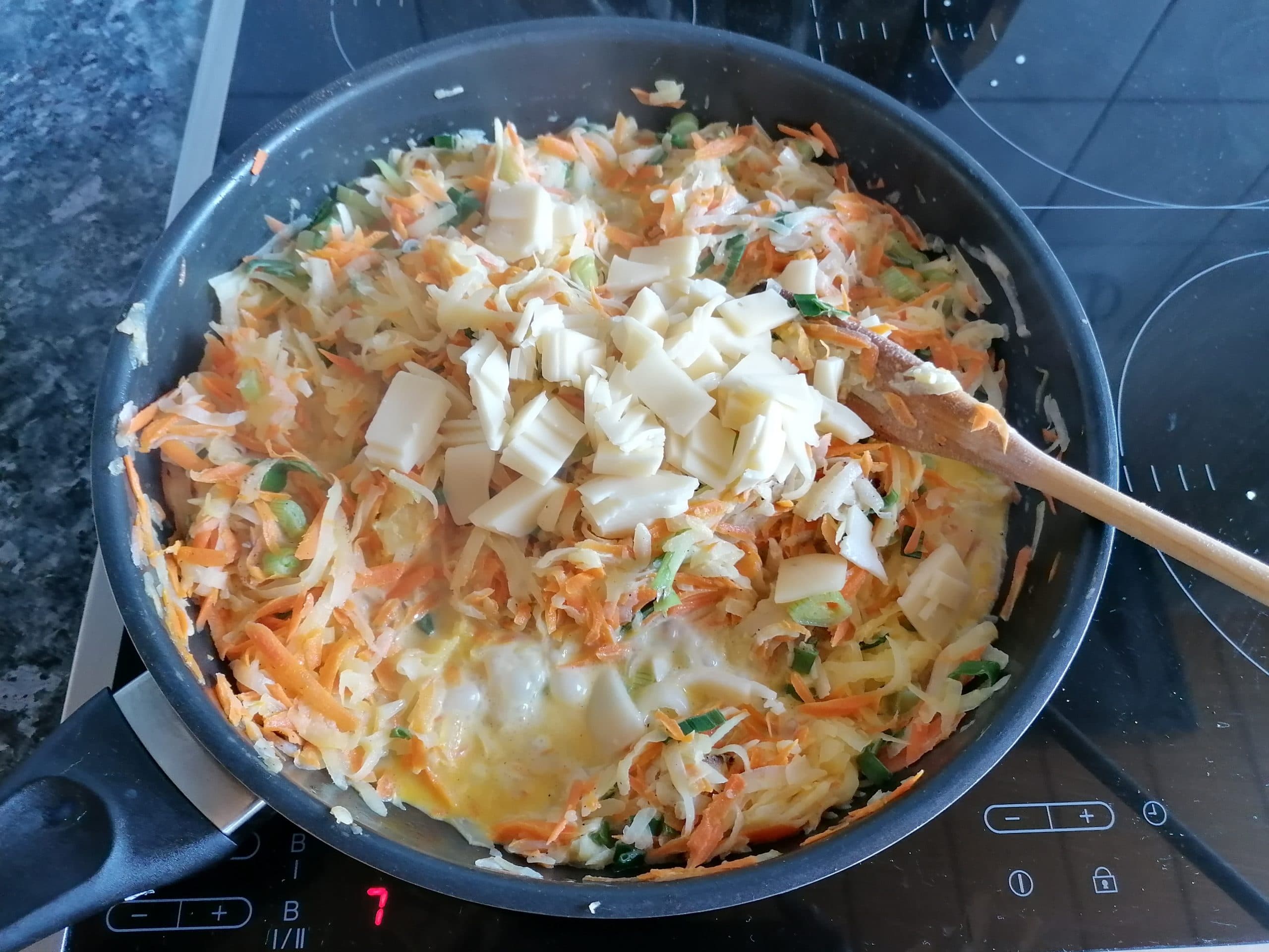 How to make creamy kohlrabi and cheese sauce.