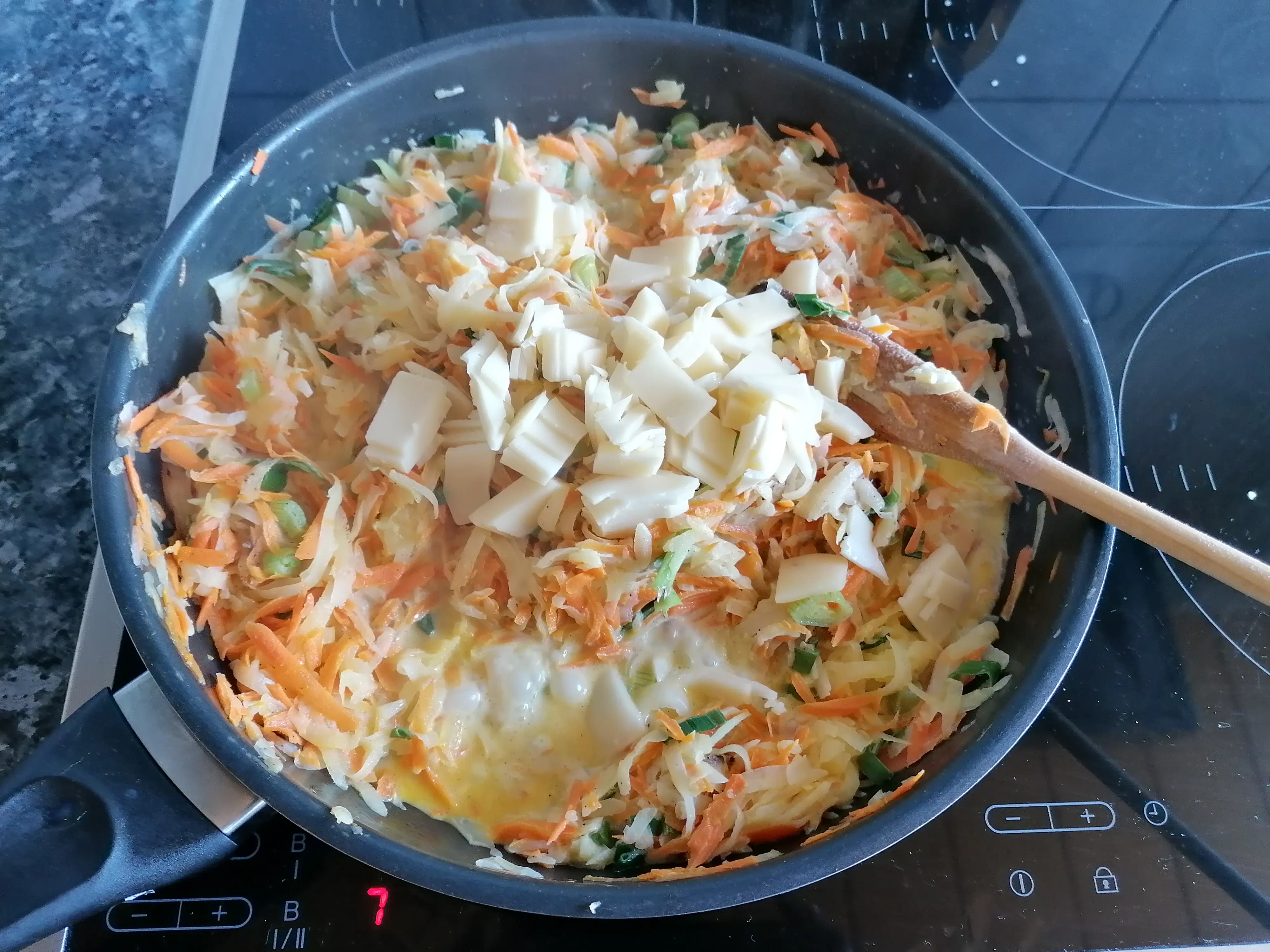 How to make creamy kohlrabi and cheese sauce.