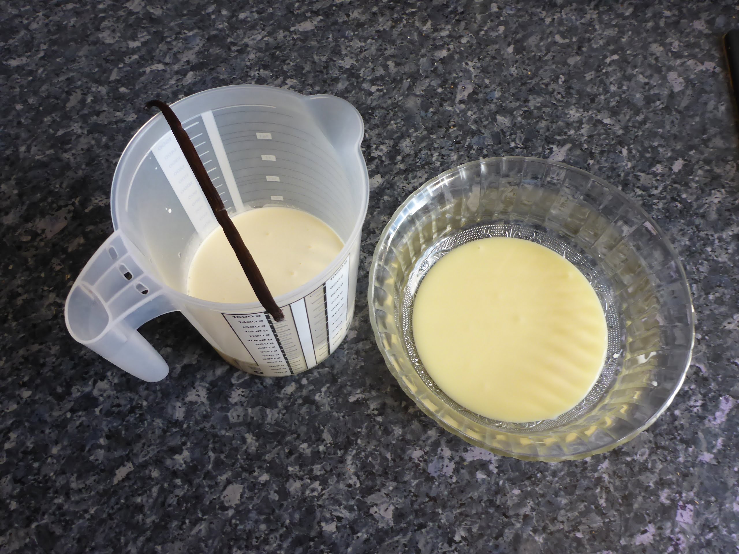 Zutaten für Vanilleeis ohne Ei und Eismaschine.