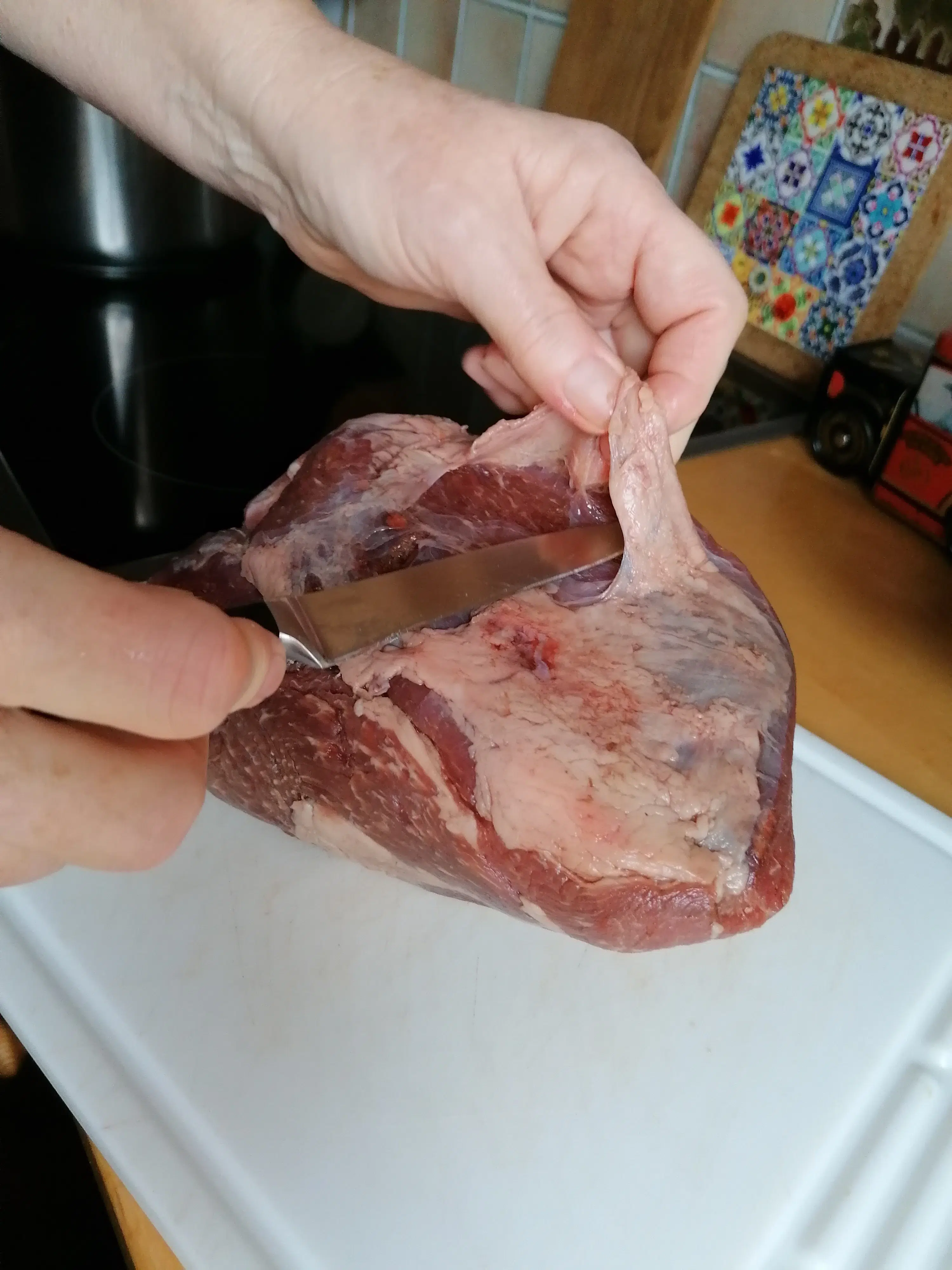 Das Rindfleisch mit Küchenpapier trocken tupfen und die Sehnen entfernen