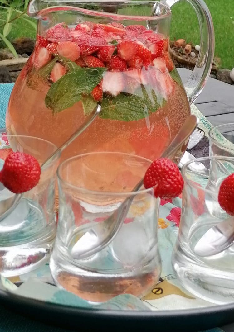 German Sparkling Strawberry Punch Non Alcoholic Ester kocht