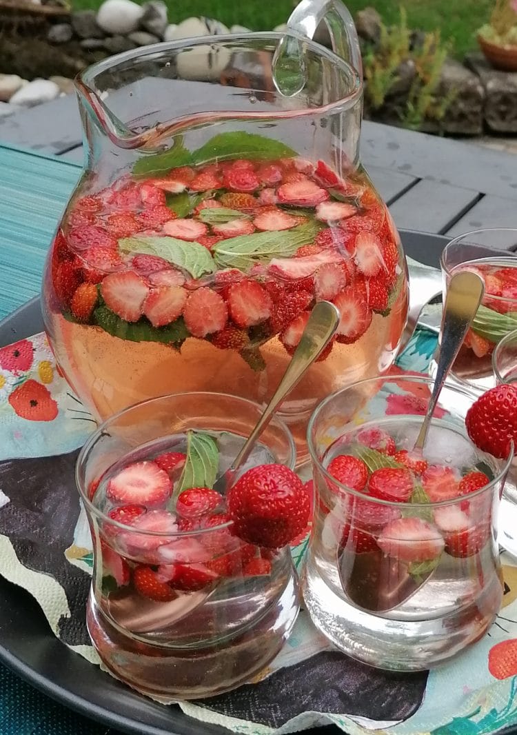 German Sparkling Strawberry Punch Non Alcoholic Ester kocht