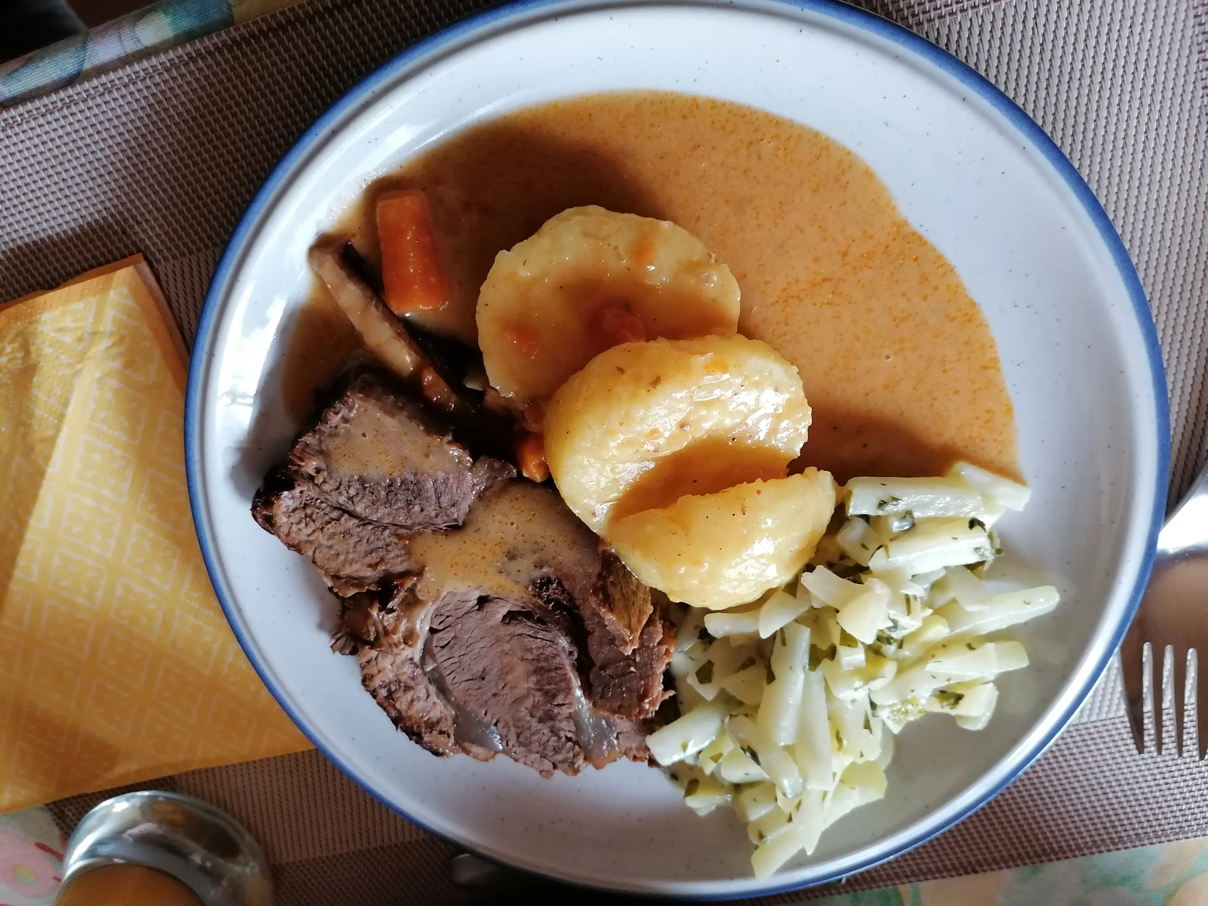 Rinderbraten mit der Soße, Kloß und Kohlrabigemüse.