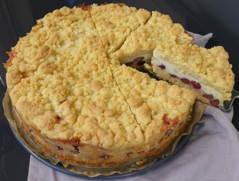 Stachelbeerkuchen mit Pudding und Streuseln