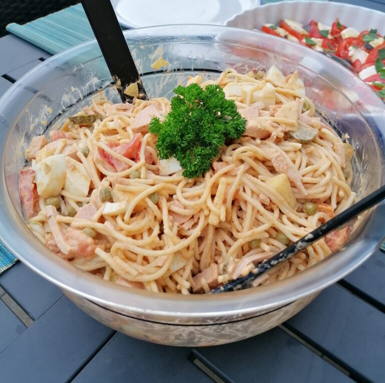 Nudelsalat mit Fleischsalat