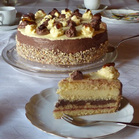 Omas Buttercreme Torte mit Pudding und Marmelade