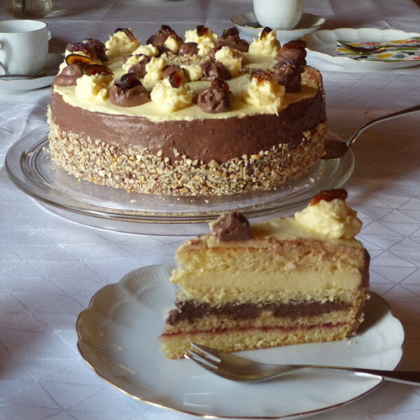 Omas Buttercreme Torte mit Pudding und Marmelade - Ester kocht Omas Buttercreme Torte mit Pudding und Marmelade - Ester kocht