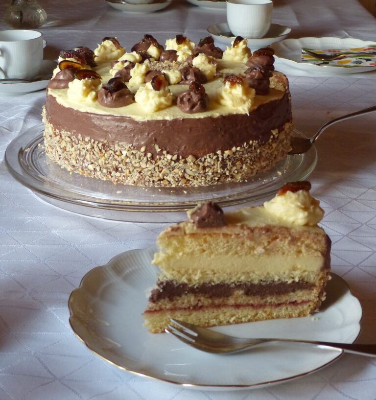 Omas Buttercreme Torte mit Pudding und Marmelade