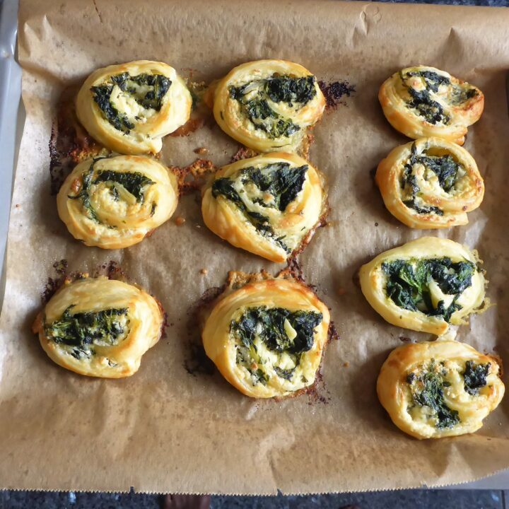 Spinat und Feta Blätterteigschnecken - Vegetarisch - Ester kocht