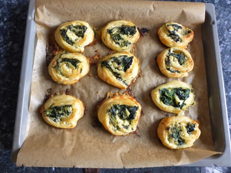 Spinat und Feta Blätterteigschnecken – Vegetarisch