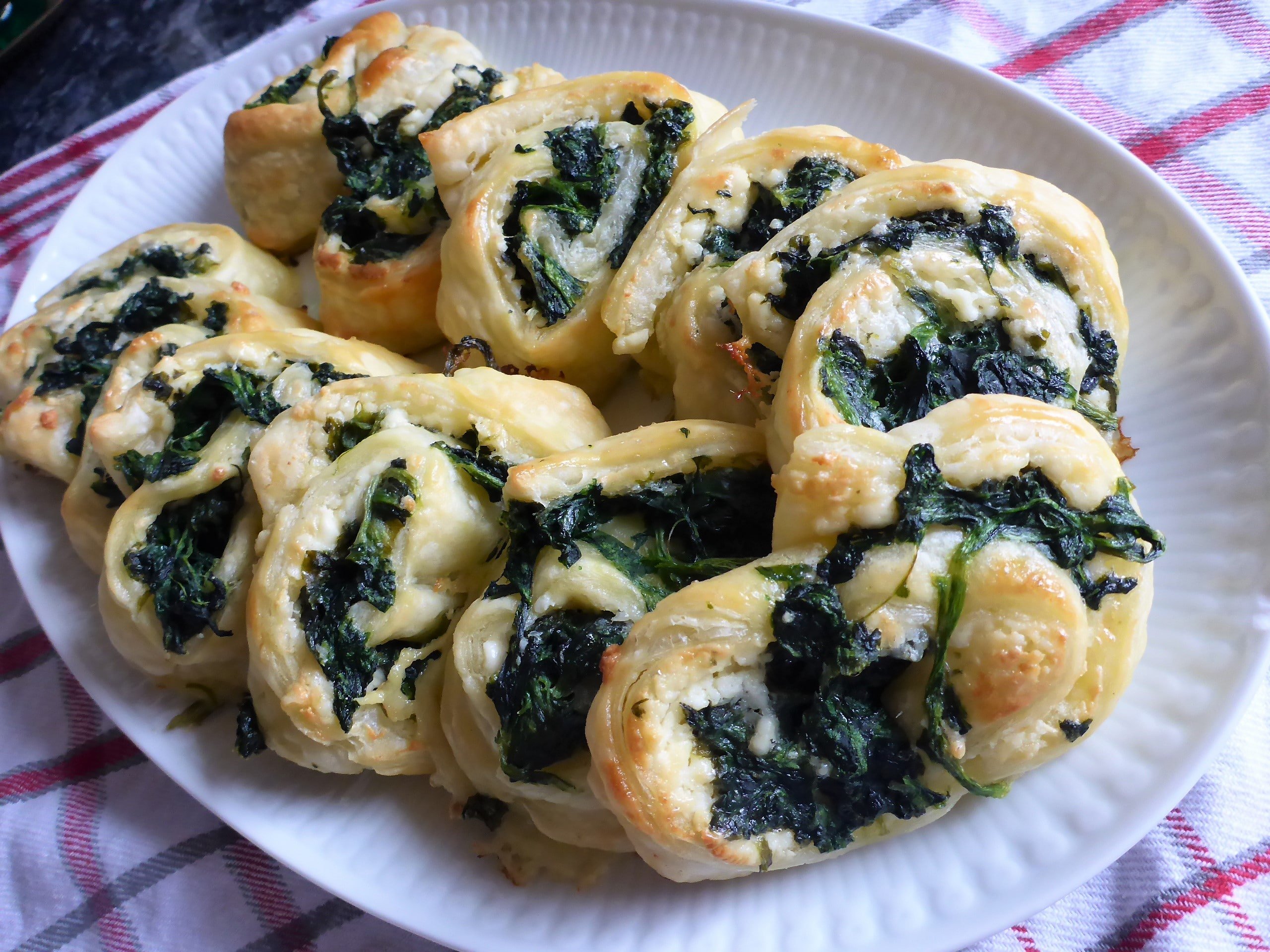 Spinat und Feta Blätterteigschnecken - Vegetarisch - Ester kocht