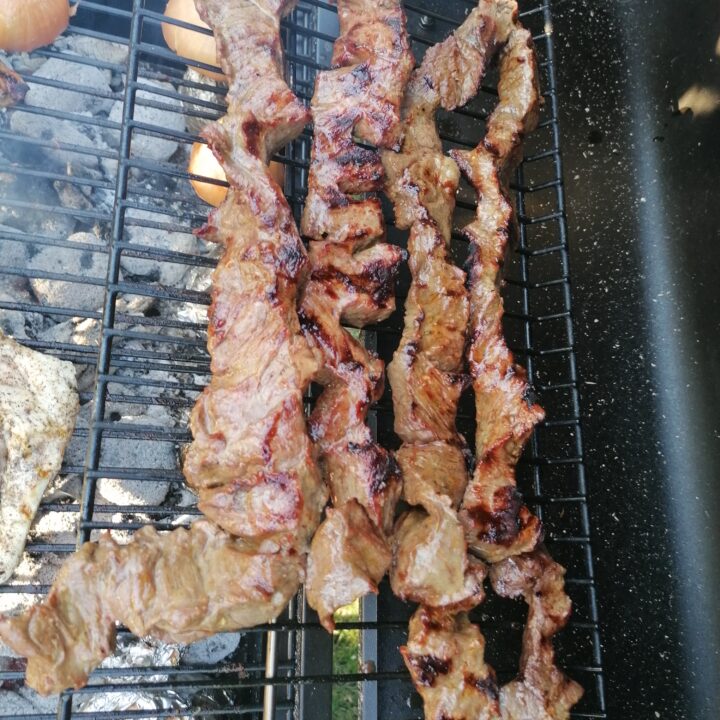 Kapana (in Streifen geschnittenes und gegrilltes Rindfleisch auf namibische Art)
