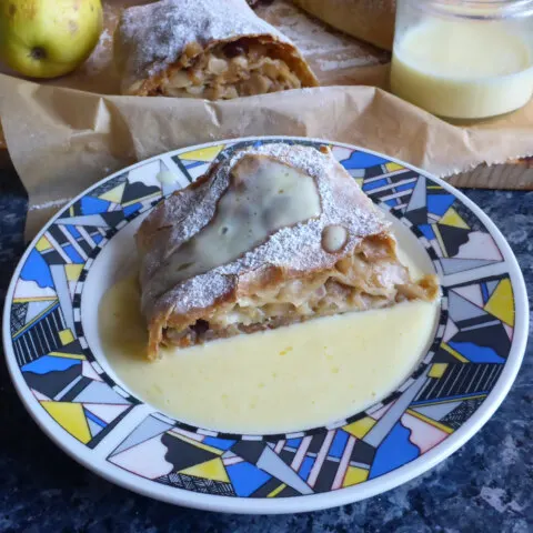 Apfelstrudel mit Marzipan und Vanillesoße ohne Vanilleschote Rezept