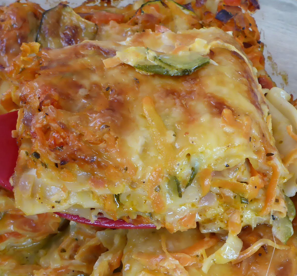 Unheimlich leckere frisch gebackene Lasagne mit Karotten und Zucchini