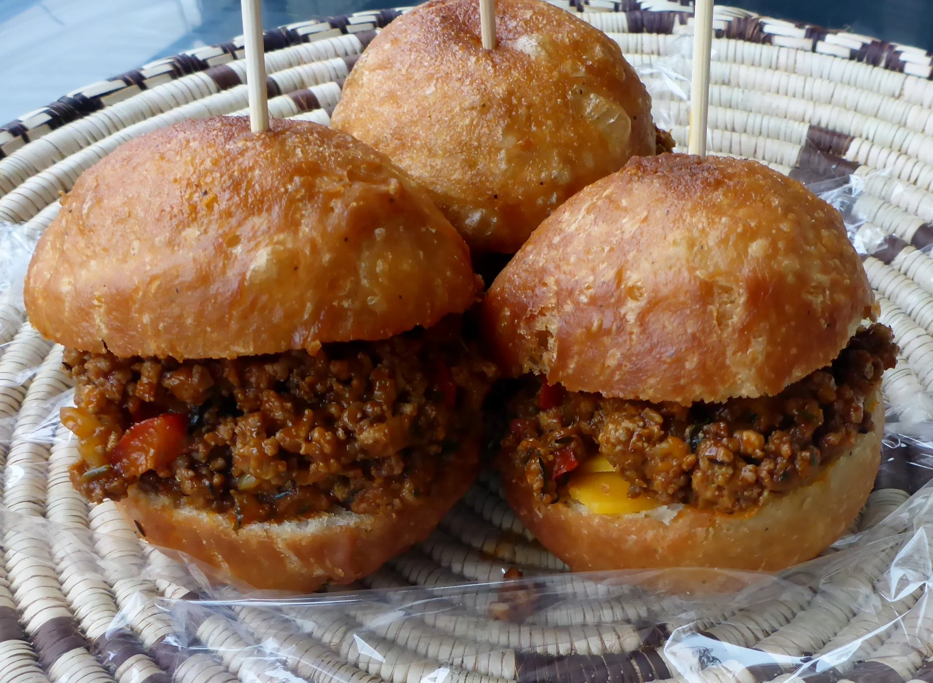 Fat cakes and mince - frittierte Teigbällchen aus Namibia mit Hefeteig, gefüllt mit Hackfleischsauce.