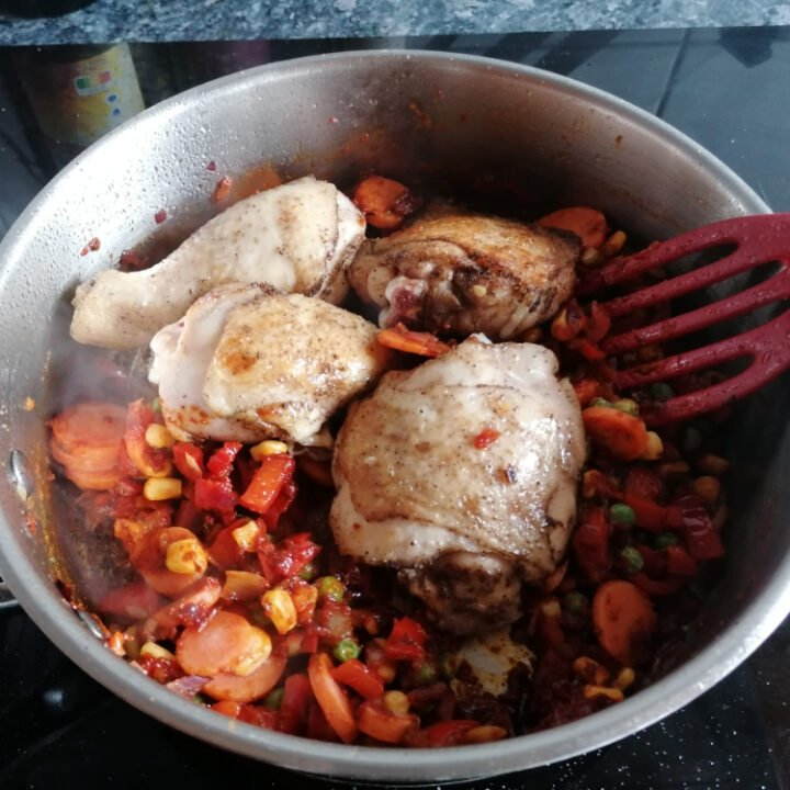 Hähnchenschenkel in der Pfanne mit Soße auf afrikanische Art Ester kocht