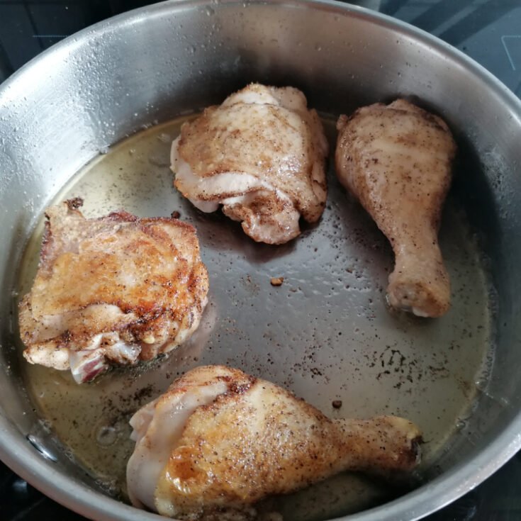 Hähnchenschenkel in der Pfanne mit Soße auf afrikanische Art - Ester kocht