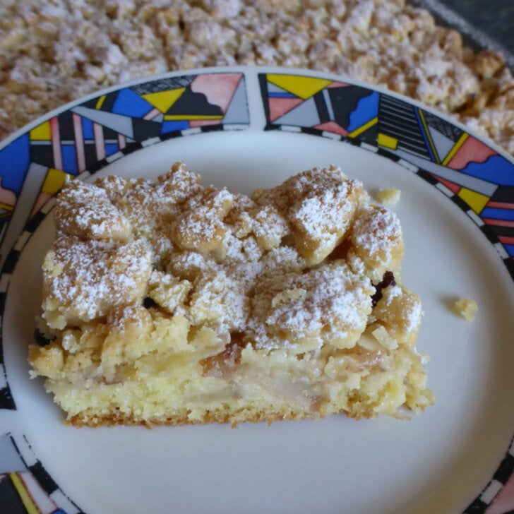 Saftiger Apfelkuchen vom Blech mit Streusel Rührteig